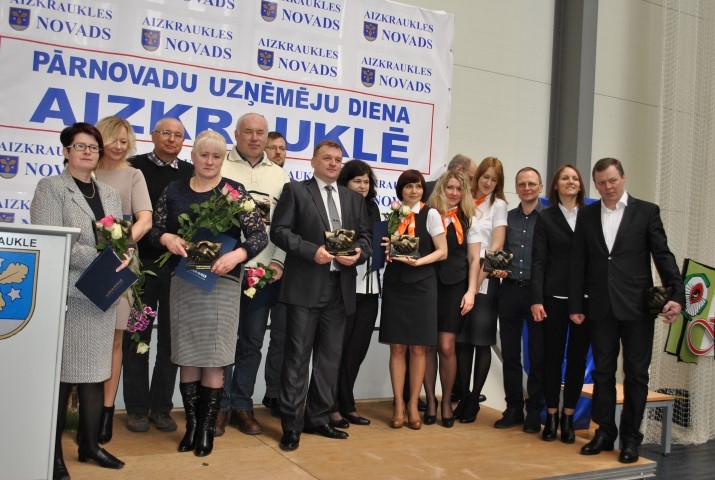 SVĒTKU MIRKLIS. Aizkraukles novada pašvaldība Pārnovadu uzņēmēju dienā novada uzņēmējus apbalvoja 10 nominācijās. Viņiem pasniedza Gata Erdmaņa gatavoto simbolisko rokasspiedienu.

Autors: Guna Mikasenoka