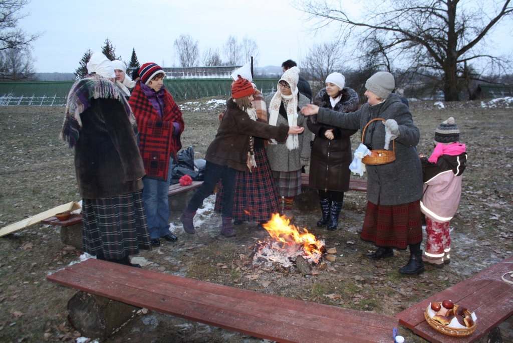 SAGAIDOT SAULLĒKTU. Folkloras kopa “Āre”, dedzinot ugunskuru un dzenot prom veļus un raganas, vakar Aiviekstes pagasta Kriškalnu kalnā sveica Lielo dienu.   
Autors: Sandra Pumpure