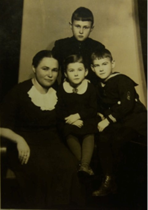 No kreisās — mamma Alma Dobelniece, vidū — Inta Ausma Dobelniece,
blakus — vidējais brālis, ko neizsūtīja. Aizmugurē — vecākais brālis Osvalds Kārlis Dobelnieks.             
Autors: no I. A. Vaivades ģimenes albuma
