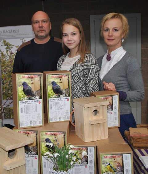 Putnu būra — konstruktora izgudrotājs Normunds Prūsis (no kreisās) ar meitu Patrīciju un sievu Sanitu Pārnovadu uzņēmēju dienā Aizkrauklē. Lielākais palīgs dēls Ričards diemžēl šajā dienā bija spiests palikt mājās.                                                                                                                          

Autors: Guna Mikasenoka