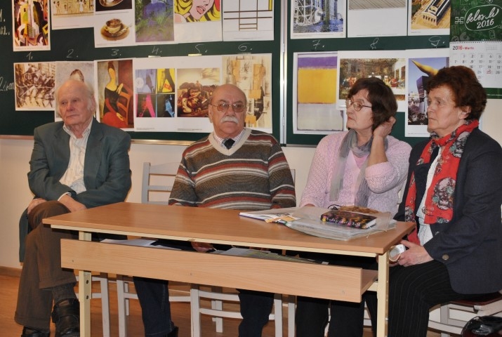 Atgriezušies bez dusmām. Andris Freimanis (no kreisās), Jānis Priede, Vija Pļevoka un Lība Zukule atbildēja uz skolēnu jautājumiem par piedzīvoto izsūtījumā.
Autors: Līga Patmalniece