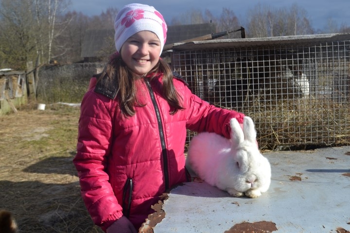MĪLULIS. Sniedziņš ir trusis cienījamos gados, kurš apbūris ne tikai mājiniekus, bet iepatīkas arī viešņai Elīnai, kura steidz to noglāstīt. 
Autors: Ance Liepa