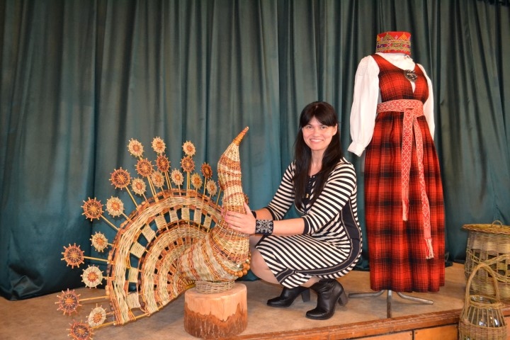 KRĀŠŅU PĀVU var arī uzpīt. Par pinējas Diānas Rutkēvičas veikumu priecājas Rudīte Nāzare. 
Autors: Ance Liepa