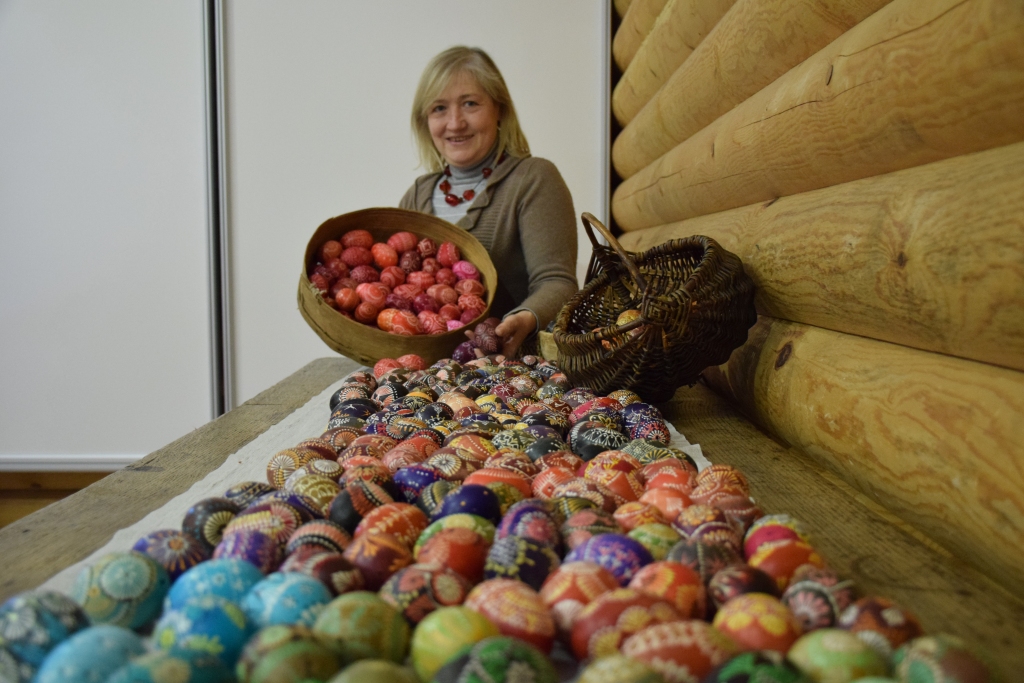 Izstādes iekārtošana prasa lielu rūpību un pacietību. Trauslos mākslas darbus rūpīgi izsaiņo 
Aizkraukles vēstures un mākslas muzeja direktore Dzintra Cepure.

Autors: Imants Kaziļuns