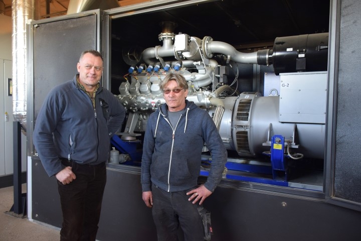 Darbojas ar šķeldas gāzi. Projekta vadītājs Aldis Kantāns (no labās) un Vācijas firmas pārstāvis Alfons Lokingers pie vienas no sešām stacijas skaļākajām iekārtām — iekšdedzes dzinēja, siltuma un elektrības ražotāja.
Autors: Imants Kaziļuns