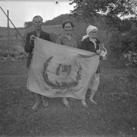 Vietalvas Dziedāšanas biedrības karogu tur Jānis un Gaida Grāvīši un Emma Pendere.

Autors: no RMM krājuma, fotogrāfs nezināms