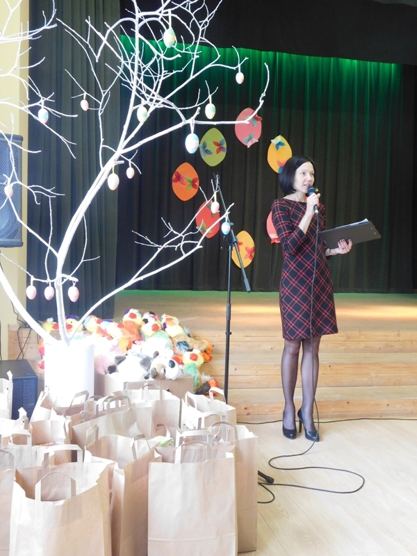 NSUS biedrības vadītāja Līga Uzulniece labdarības pasākumā sveic daudzesiešus.                                                                                                               
Autors: no NSUS biedrības