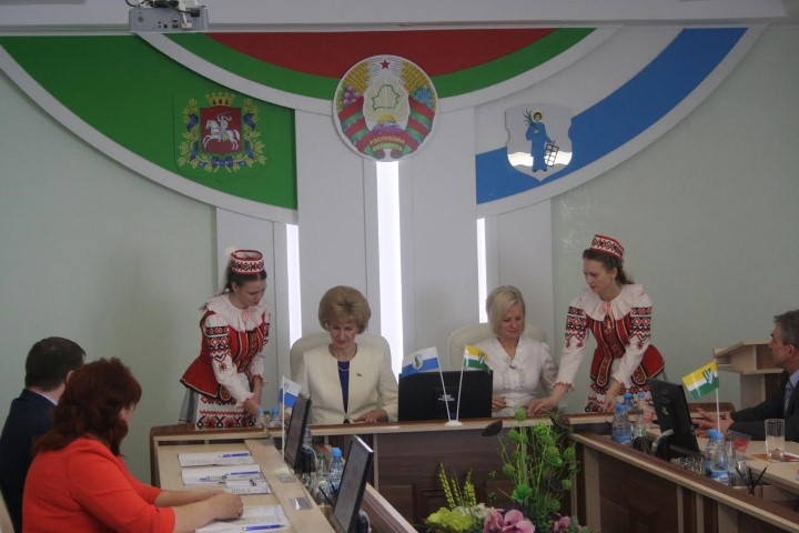 PAPLAŠINA SADARBĪBU. Līgumu slēdza Pļaviņu novada domes priekšsēdētāja Gunta Žilde (no labās) un Ušaču pašvaldības vadītāja Ola Zaharenko.                                                                                   
Autors: no Pļaviņu novada domes