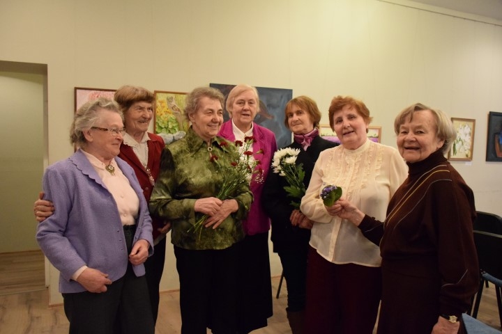 Dzimšanas dienā kopā ar “Baltābeli”. Vija Taube (otrā no labās) un vienmēr jaunās dziedošās skrīverietes.

Autors: Imants Kaziļuns