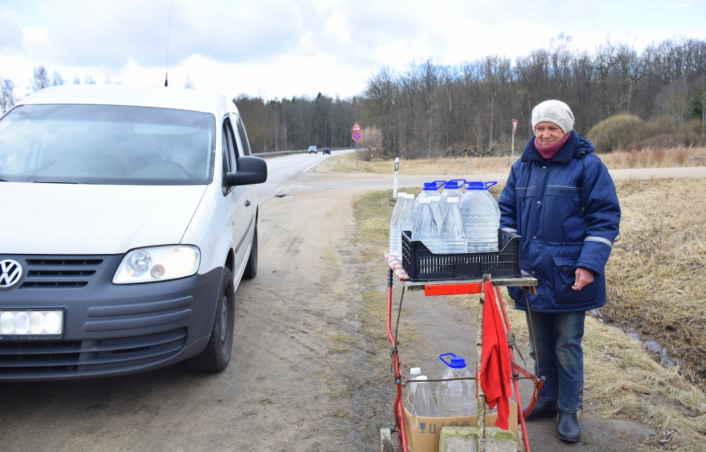 Aprīļa pirmajā dienā pircēju netrūkst. Tuvējo māju saimniece Gaida garāmbraucējiem piedāvā bērzu sulu.

Autors: Imants Kaziļuns