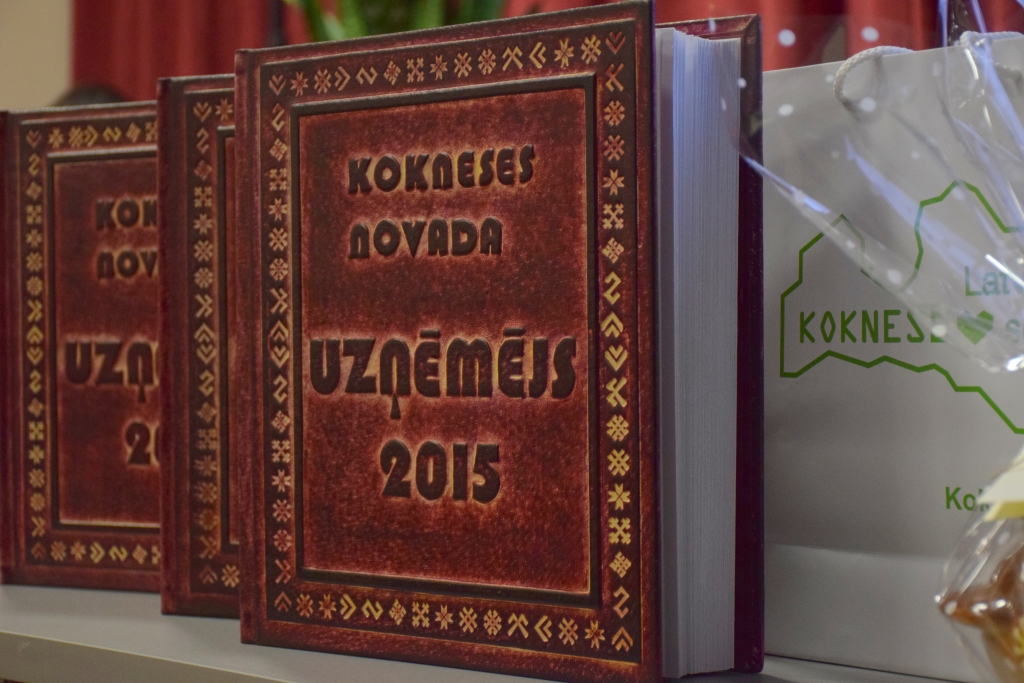 ĪPAŠAS BALVAS. Pirmajām četrām nominācijām Kokneses novada dome bija sarūpējusi  amatniecības centrā “Mazā kāpa” darinātus greznus albumus ādas vākos ar uzrakstu “Kokneses novada uzņēmējs 2015”.
Autors: Līga Patmalniece