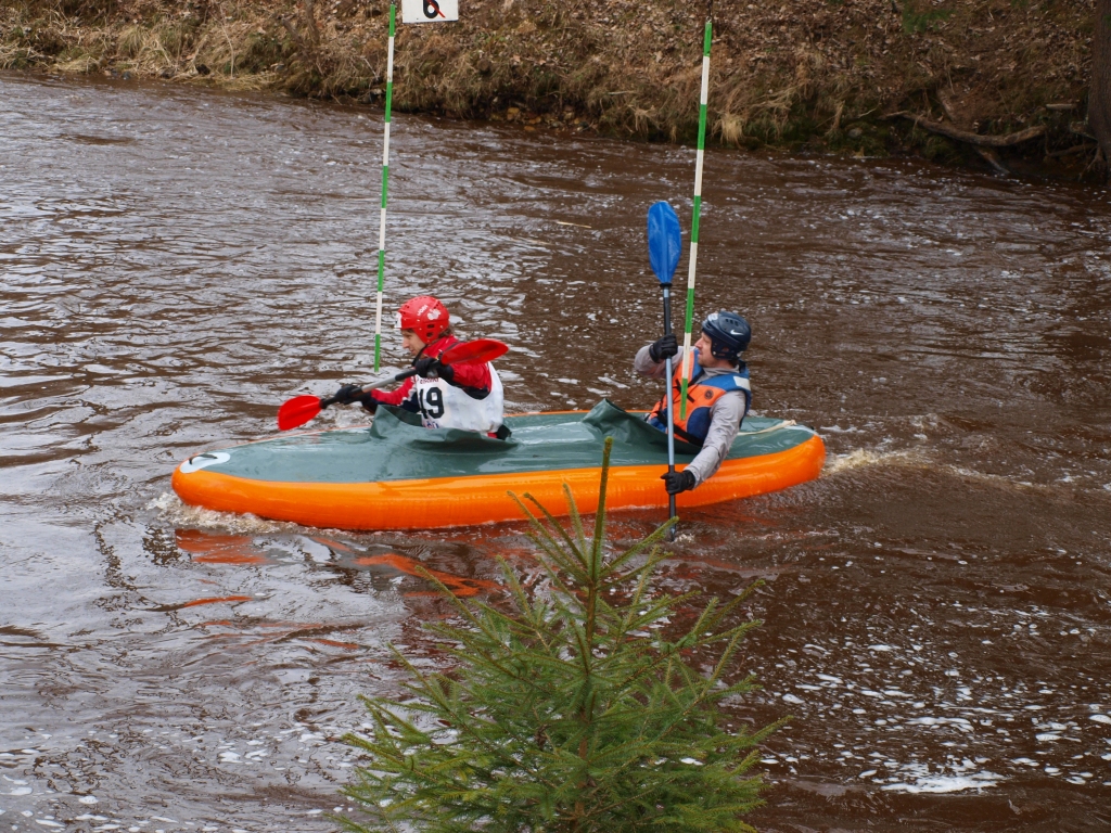 Otrās vietas ieguvēji. Trasē ar piepūšamo laivu dodas skrīverieši Ivars Garančs (no labās) un Aivars Mežvēvers.                   
Autors:  Arvis Urga