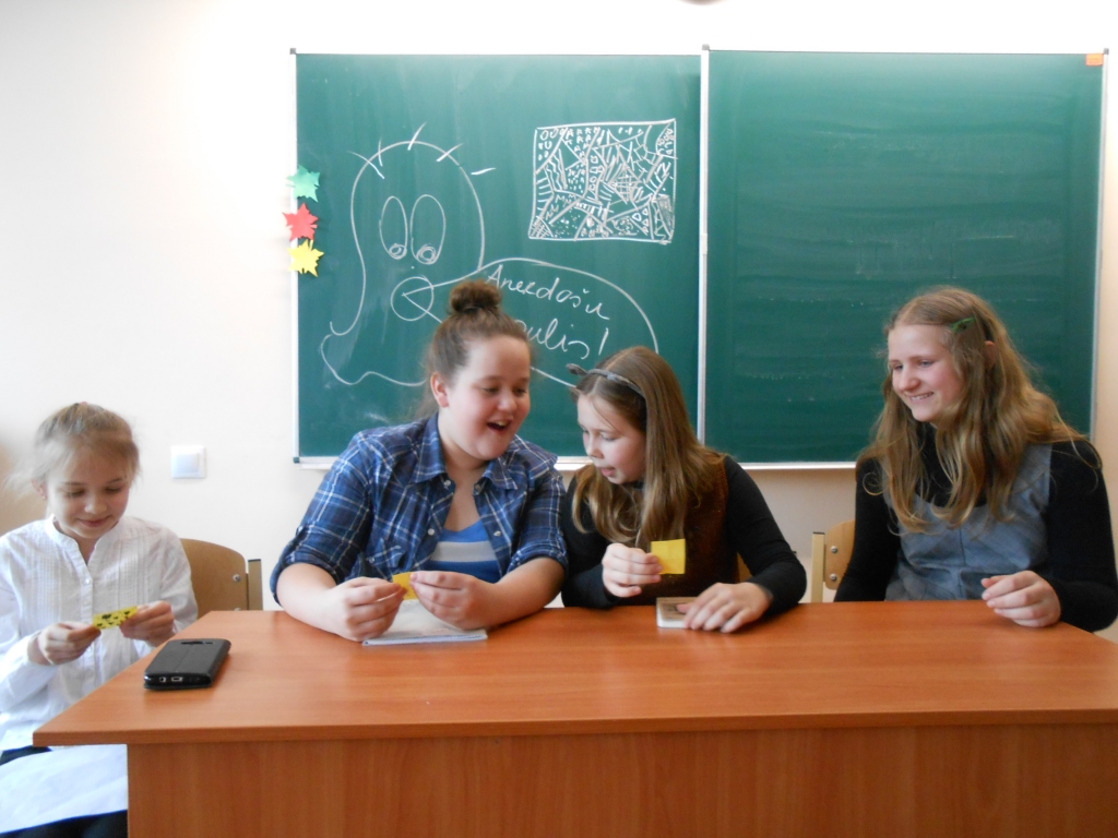 No kreisās: Kristija Rotkāja, Krista Strazdiņa, Dana Šiballo un Iva Aleksandra Ermiča.