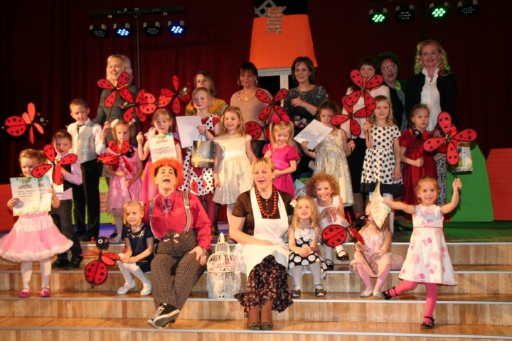 “CĀLĒNI” Karlsona un Bokas jaunkundzes aizgādībā uz skatuves jutās droši. 	
Autors: Edvīns Boķis