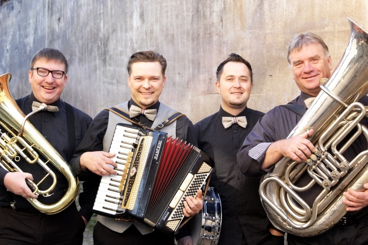 “RUMBAS KVARTETS” — Rolands Stucers (no kreisās), Artis Šimpermanis, Gatis Lagzdenieks, Guntis Stucers rīt iepriecinās koknesiešus.                                                                                                                             
Autors: publicitātes