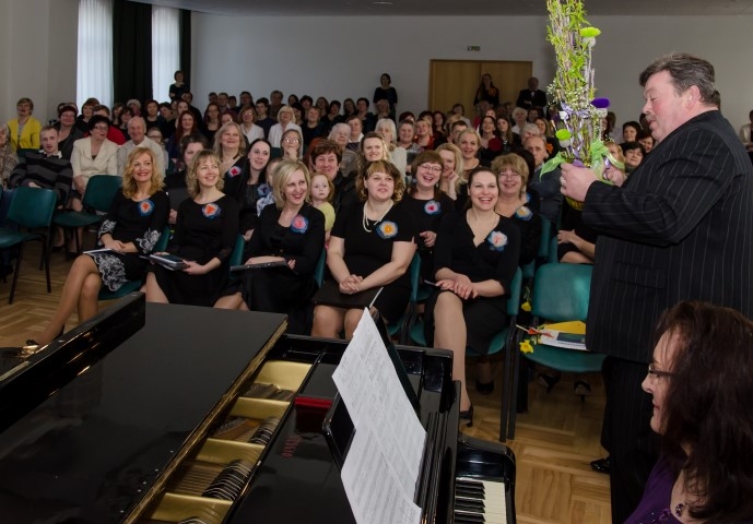 “ŠO TIKŠANOS GAIDĪJĀM JAU 10 GADU,” gaviļniecēm teic Bērzaunes kora “Gaiziņš” pārstāvis. 
Autors: Mārcis Briška