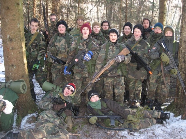 Vienā no grūtajiem un jautrajiem pārgājieniem. Klāvs Bajinskis (ceturtais no kreisās) kopā ar Neretas jaunsargiem.                                                                                                                             
Autors: no Klāva Bajinska albuma