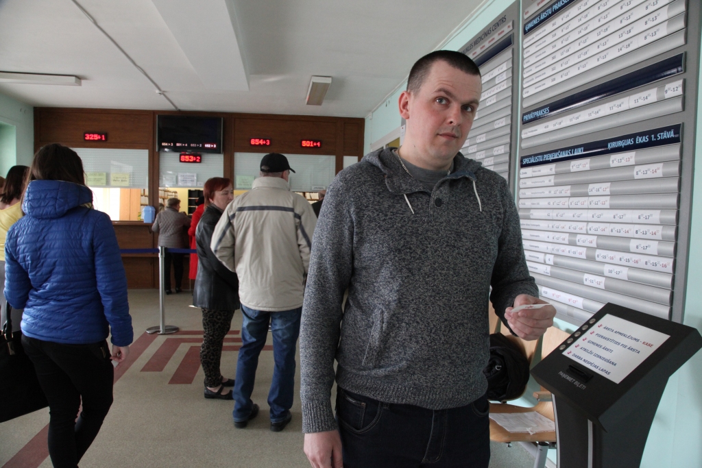 Skrīverietis Raitis Škapars, ieradies vizītē Aizkraukles poliklīnikā, arī nobažījies par ziņu, ka nu rindas pie ārstiem kļūs vēl garākas.
