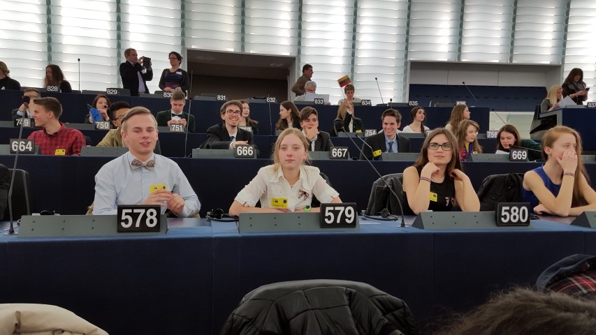 VĒRTĪGA BALVA. Aizkraukles novada ģimnāzijas audzēkņi Eiropas Parlamentā.	
Autors: no ģimnāzijas 