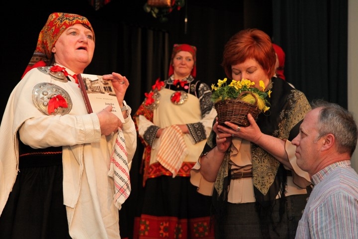 KAS PAR SMARŽU! Bārtas etnogrāfiskā ansambļa dāvinājumu izbauda  pasākuma galvenā organizatore Inguna Žogota. 