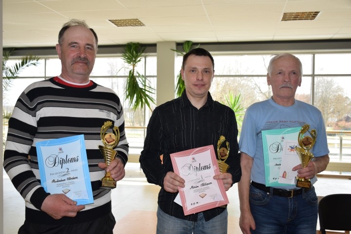 Aizkraukles novada čempionāta uzvarētāji: (no kreisās) otrās vietas ieguvējs Vladimirs Glods, čempions Māris Aldiņš un trešās vietas ieguvējs Juris Jaudzems.
Autors: Guna Skaistkalne