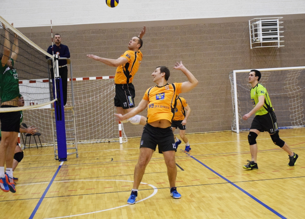 Uzmini nu! Vienības “VK Aizkraukle” spēlētāji vairākkārt veiksmīgi veica māņkustības, kas pretiniekos radīja neizpratni.
Autors: Viesturs Kaktiņš