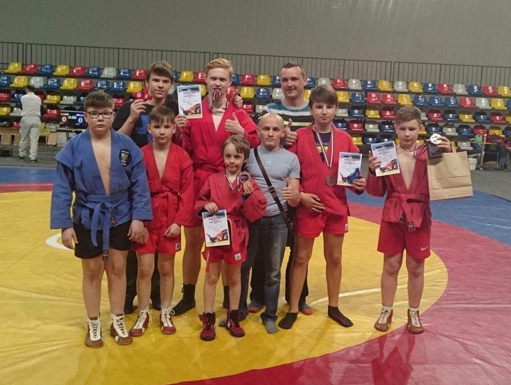 MĀJUP AR MEDAĻĀM. Pirmajā rindā no kreisās —  Arvīds Romanis, Rodions Berkovs,  Deniss Šabarovs, galvenais treneris Mihails Šabarovs,  Artūrs Platičs un  Ņikita Kuzņecovs. Otrajā rindā no kreisās —  Aleksandrs Mjagkihs, Dēvids Kostins un trenera palīgs Vitālijs Selickis. 

Autors: no kluba 