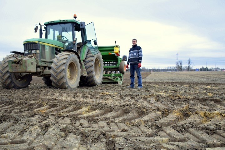 Līdz vēlam vakaram. Sējas laikā kooperatīvās sabiedrības “Aizkraukle A” mehanizatora Jāņa Briģa darba diena beidzas pirms saulrieta.

Autors: Imants Kaziļuns