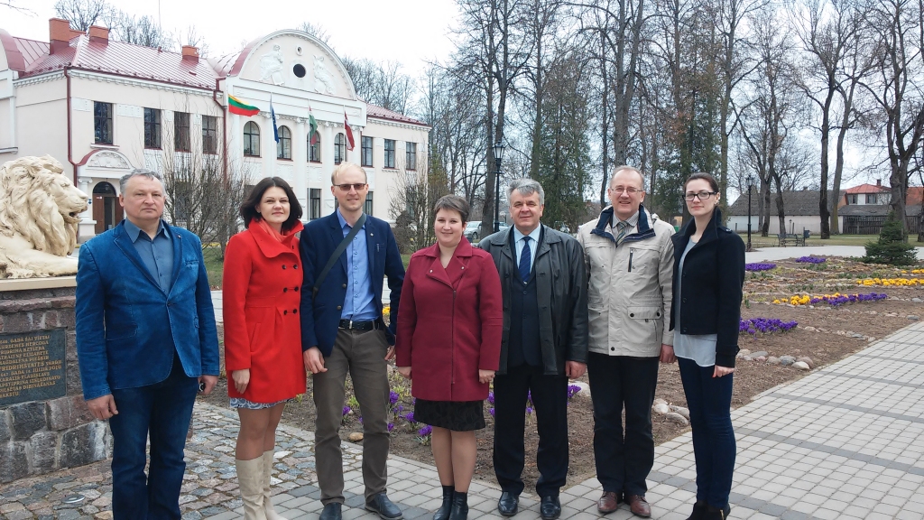 SADARBĪBAS PARTNERI no Lietuvas tikās ar Jaunjelgavas novada domes pārstāvjiem un apskatīja skaistākās vietas pilsētā.                                                                  
Autors: no Jaunjelgavas novada domes