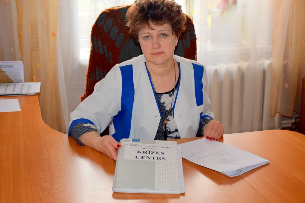 Aiz katra ieraksta žurnālā — kāds likteņa pavērsiens. Inas Riekstiņas vadītā Neretas SAC paspārnē esošais krīzes centrs gadā palīdz vairāk kā trīsdesmit novada iedzīvotājiem. 
Autors: Imants Kaziļuns