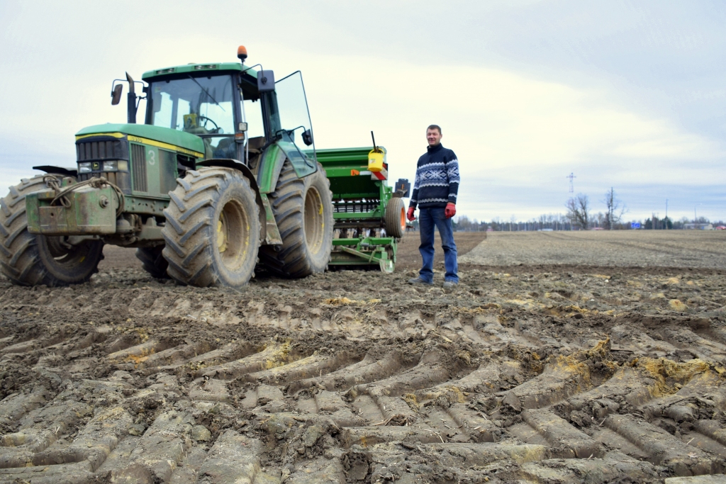 Līdz vēlam vakaram. Sējas laikā kooperatīvās sabiedrības “Aizkraukle A” mehanizatora Jāņa Briģa darba diena beidzas pirms saulrieta.

Autors: Imants Kaziļuns