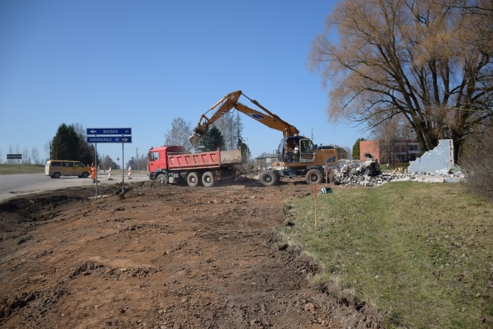 Strādā SIA “Igate” vīri. Nojauc veco pieturu un iezīmē jaunā rotācijas apļa aprises. Darbu pasūtītāja — valsts akciju sabiedrība “Latvijas Valsts ceļi”.                                                                                                                                                                                                                                       
Autors: Imants Kaziļuns