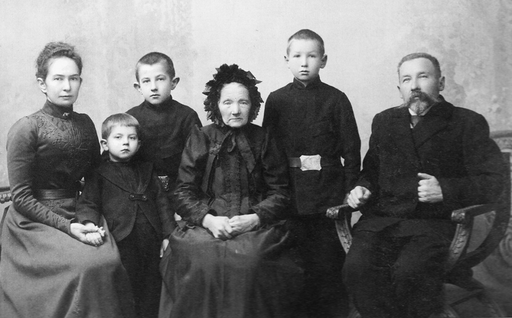 Jankavu ģimene ap 1900. gadu. Karolīna (no kreisās), Visvaldis, Pēteris Pāvuls,  Andreja māte Made, Haralds, Andrejs.                                                                                    
Autors: no personiskā arhīva