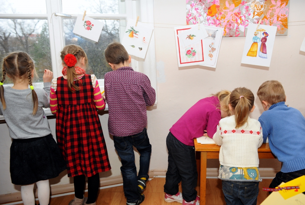 Skolas gatavojas. Tik ilgi, kamēr skolu pastāvēšana būs atkarīga no principa “nauda seko skolēnam”, katrai iestādei būs būtiski, cik skolēnu ir skolā.                                                                                                                                                                                                                                             
Autors: no Leta