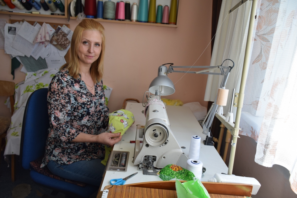 Gatavojas pavasarim. Sinta Skinderska savā darbnīcā. Top vasaras cepurīte. 
Autors: Līga Patmalniece