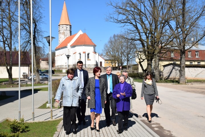 Tuvāk reālajiem apstākļiem valstī. Vizītes lauku reģionos, tajā skaitā Neretas novadā, politiķiem un amatpersonām palīdz apjaust patieso dzīvi.
Autors: Imants Kaziļuns