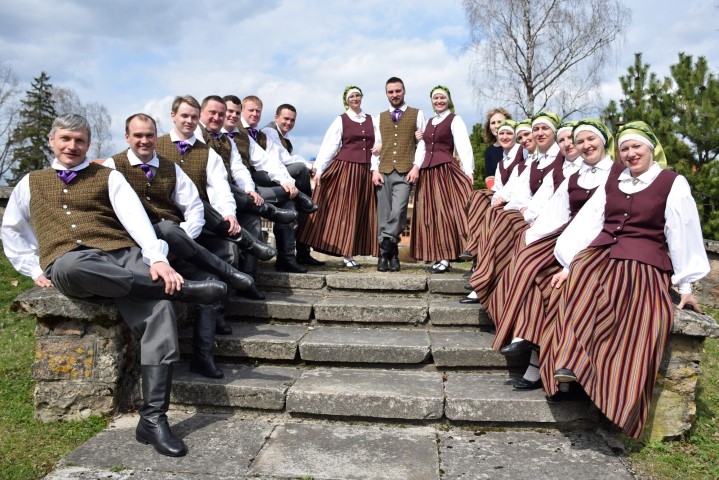 Neretas pagasta vidējās paaudzes deju kopa “Sēļi” uz skati mēroja vistālāko ceļu.
Autors: Imants Kaziļuns