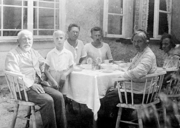 Jankavu ģimene Vietalvas “Skriņos” — Andrejs (no kreisās), Visvalža dēls Juris,  Haralds, Visvaldis, Karolīna, Visvalža sieva aktrise Lija Gailīte.                                                                                                     
Autors: no personiskā arhīva