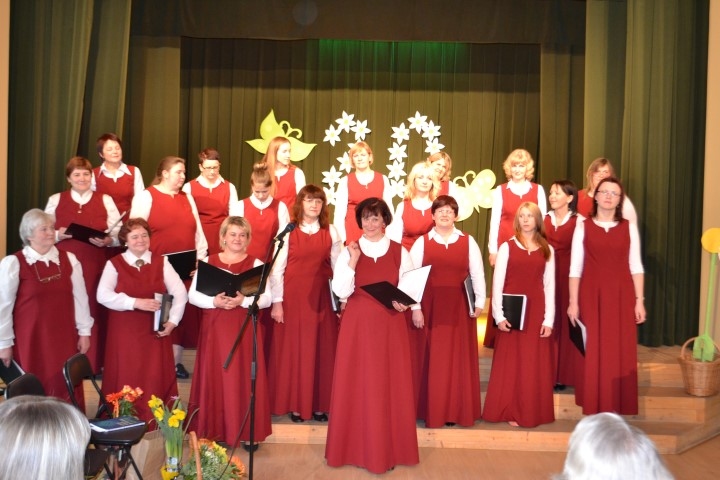 KONCERTĀ sieviešu kora “Daudzeva” dziedātājas dāvināja dziesmu citiem un arī saņēma sirsnīgus sveicienus. 
Autors: Elita Brovacka