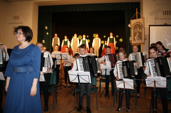 PLAŠS  un daudzkrāsains repertuārs ir Ivetas Bērziņas (attēlā) vadītajam Kokneses mūzikas skolas akordeonistu kameransamblim.                                                                                                        
Autors: Gundega Ermiča