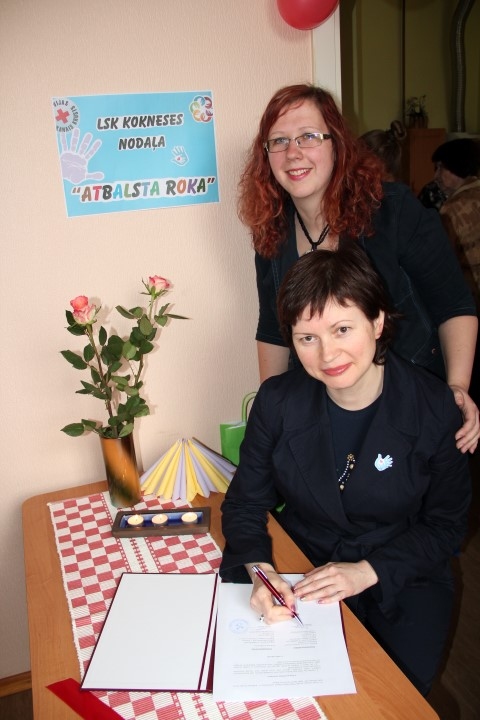 Telpām jauni iemītnieki. Atklāšanas dienā Natālija Ivanova (sēž), LSK Aizkraukles komitejas priekšsēdētāja, un Kokneses nodaļas vadītāja Līva Skābarniece.                                                                           
Autors: Dace Svētiņa
