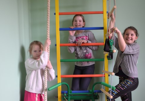 BĒRNU PRIEKAM dienas centrā Secē iekārtots sportisks stūrītis, to steidz izmantot Seces pamatskolas audzēknes Vizma (no kreisās), Amanda un Elīna. 
Autors: Elita Brovacka