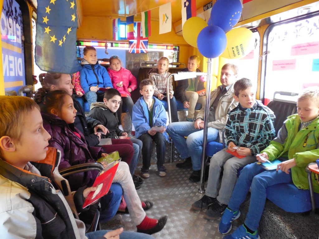 Mobilais zināšanu ekspresis šogad viesosies 23 Latvijas skolās.
Autors: Sandra Pumpure