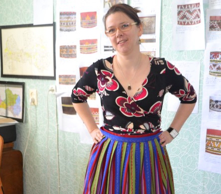 Darbnīcas “TREJdeviņiPŪRI” saimniece Inese Bluķe Rakstu svētkiem šuj Krustpils novada tautastērpu. Divas dienas pirms notikuma gatavi brunči, blūzei vēl top dažas detaļas. 

Autors: Elita Brovacka