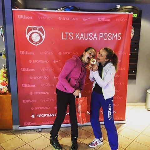 Svinot panākumus. Dārta (no kreisās) ar treneri Vitu Zaueri. 	
Autors: no personīgā arhīva 