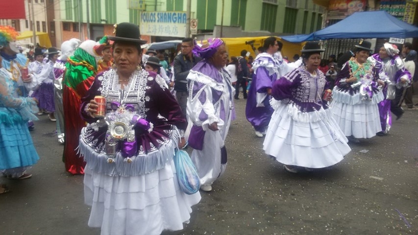 Pilsētas iedzīvotāji gatavojas gājienam, līdz ar to ielas ir pilnas ļaužu un apgrūtināta satiksme.

Autors: no ceļotāju albuma  