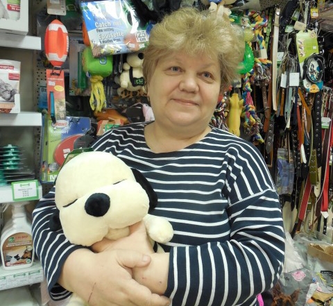 ZINOŠA DARBINIECE. Darbā zooveikalā samīļot iznāk gan īstus, gan rotaļu dzīvniekus. 
Autors: Sandra Pumpure