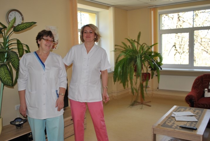 Atpūtai. 1936. gadā būvētajā slimnīcas ēkā šajā telpā ilgus gadus bija dzemdību zāle, vēlāk to izmantoja citām vajadzībām, bet tagad te ierīkota atpūtas telpa darbiniekiem. Māsas palīdze Anna Kancāne (no kreisās) un māsa Ilona Dalbe. Interesanti, ka Ilona šajā pašā telpā nākusi pasaulē.
Autors: Līga Patmalniece