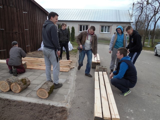 PRASMES NODER. Pļaviņu novada jaunieši palīdzēja izgatavot jaunus solus, kas lieti noderēs iedzīvotājiem atpūtai. 
Autors: Sandra Pumpure