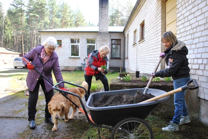 Skaistai jābūt arī sētas pusei. Taurkalniete Lija Ratkeviča (no kreisās), Valles pagasta pārvaldes vadītāja Iveta Radziņa un Taurkalnes bibliotēkas vadītāja Brigita Čebatarova.
Autors: Imants Kaziļuns